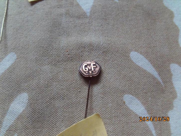 speldje GMF Varsseveld Gelderse Motoren FAbriek  ca 1957, Verzamelen, Speldjes, Pins en Buttons, Gebruikt, Speldje of Pin, Merk