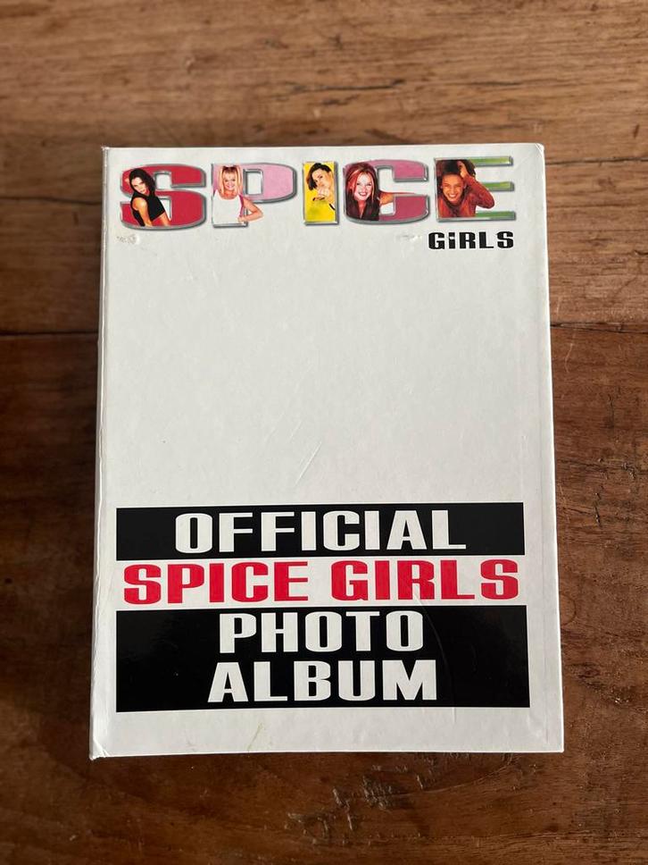 Spice Girls Foto Album - Officieel!, Verzamelen, Muziek, Artiesten en Beroemdheden, Zo goed als nieuw, Foto of Kaart, Gesigneerd