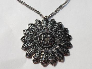 JH zilverkleurige ronde bloem hanger aan lange ketting beschikbaar voor biedingen