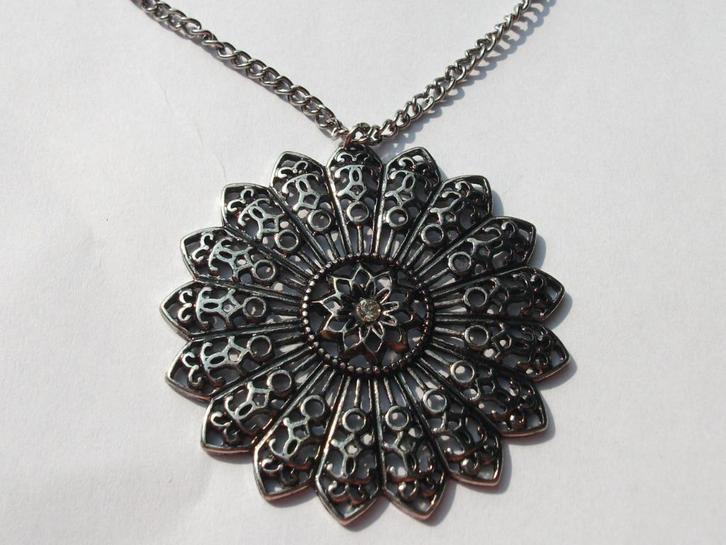 JH zilverkleurige ronde bloem hanger aan lange ketting, Sieraden, Tassen en Uiterlijk, Kettingen, Nieuw, Overige materialen, Zilver