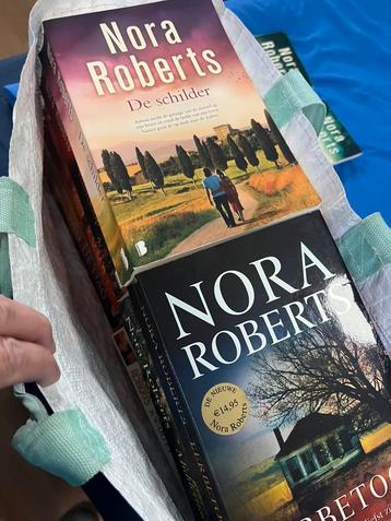 Boodschappentas met romans van Nora Roberts beschikbaar voor biedingen