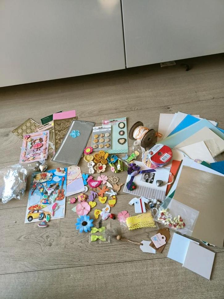 Scrapbook en kaarten materiaal, embelishments,lint, bloemen, Hobby en Vrije tijd, Scrapbooking, Zo goed als nieuw, Versiering of Embellishment