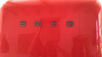 Goed werkende rode retro smeg koelvriescombinatie beschikbaar voor biedingen