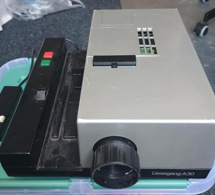 Projector tafel,diaprojector,dia magazijnen,projectiescherm, Audio, Tv en Foto, Diaprojectors, Gebruikt, Met scherm, Ophalen