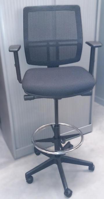 Hoge werkstoel nieuw met voetring. beschikbaar voor biedingen