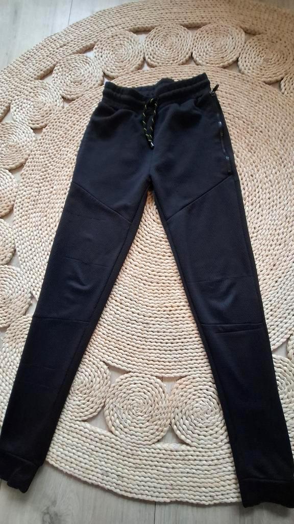 Zwarte joggingbroek maat 146 gratis, Kinderen en Baby's, Kinderkleding | Maat 146, Gebruikt, Jongen, Broek, Ophalen of Verzenden