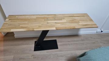 Televiesie tafel met zwarte metalen poot en houte blad.  beschikbaar voor biedingen