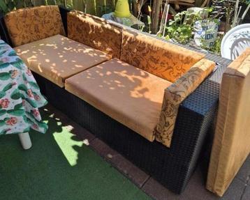 1 x Loungebank drie personen voor in de tuin. 2 x Loungebank beschikbaar voor biedingen