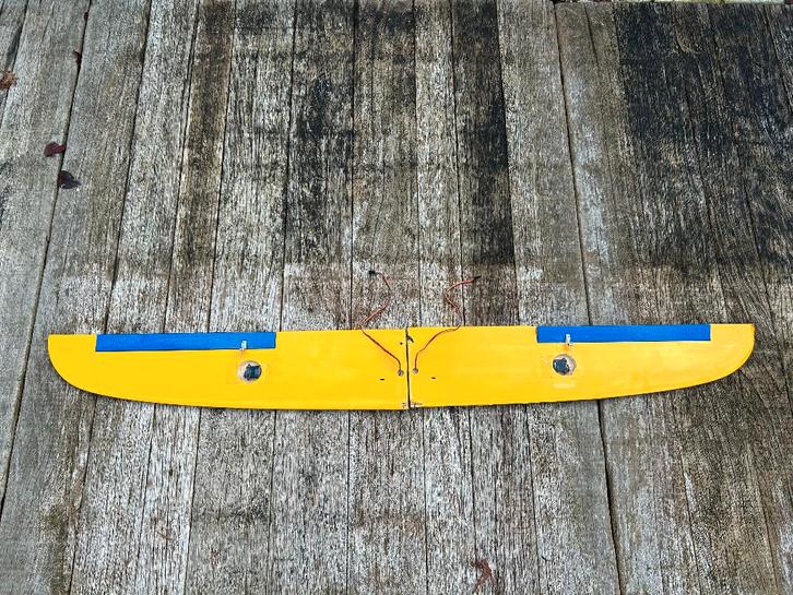 RC Vliegtuig vleugel 140x16cm, Hobby en Vrije tijd, Modelbouw | Radiografisch | Vliegtuigen, Ophalen of Verzenden