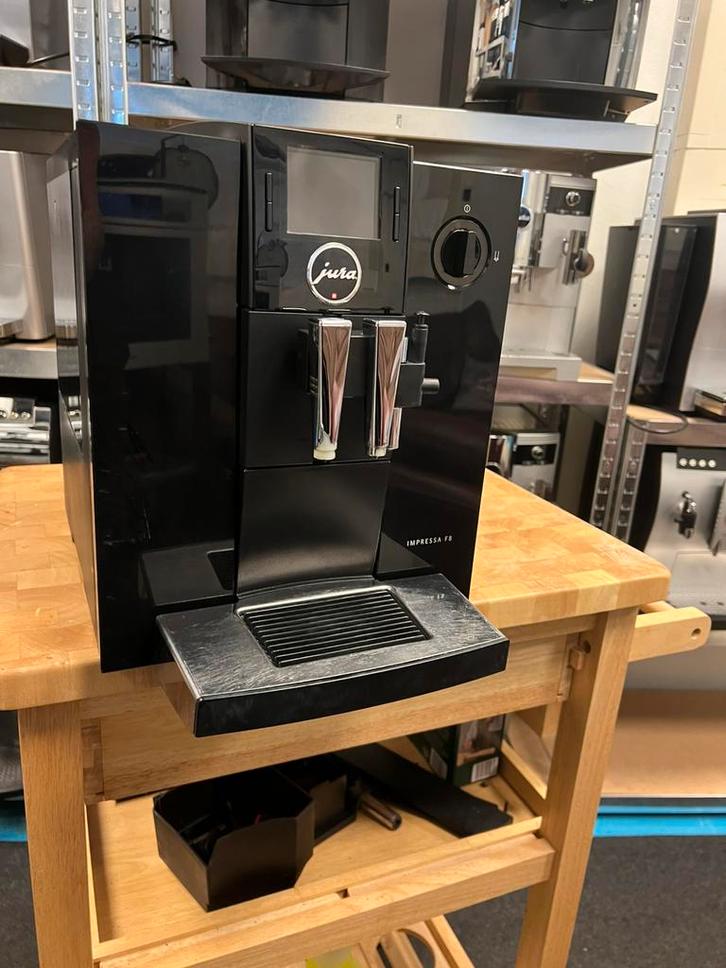 Jura f 8, Witgoed en Apparatuur, Koffiezetapparaten, Zo goed als nieuw, Gemalen koffie, Koffiebonen, Koffiemachine, 10 kopjes of meer