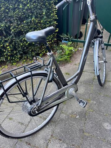 Mannen fiets beschikbaar voor biedingen