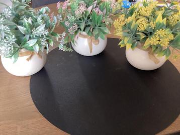 3  kunstplantjes  in  pot beschikbaar voor biedingen