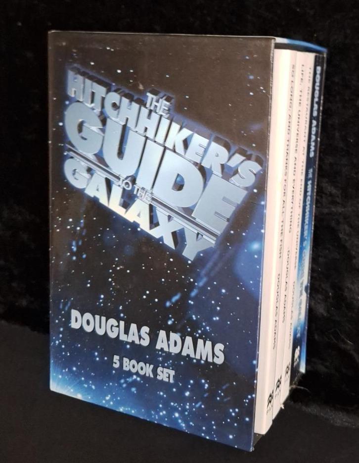 Hitchhiker’s guide to the galaxy – Douglas Adams. Box, Boeken, Science fiction, Gelezen, Ophalen of Verzenden