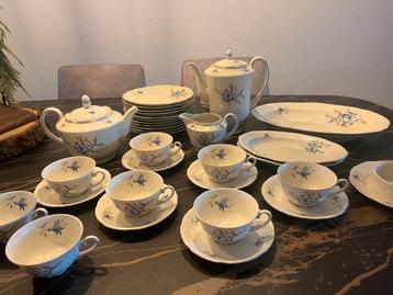Mooi porseleinen ontbijtservies beschikbaar voor biedingen