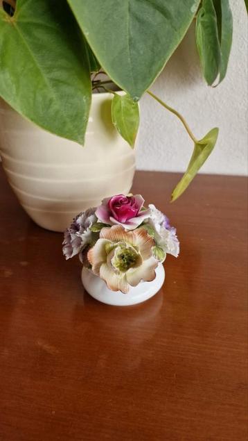 Porselein Bloemen Beeldje Antiek beschikbaar voor biedingen