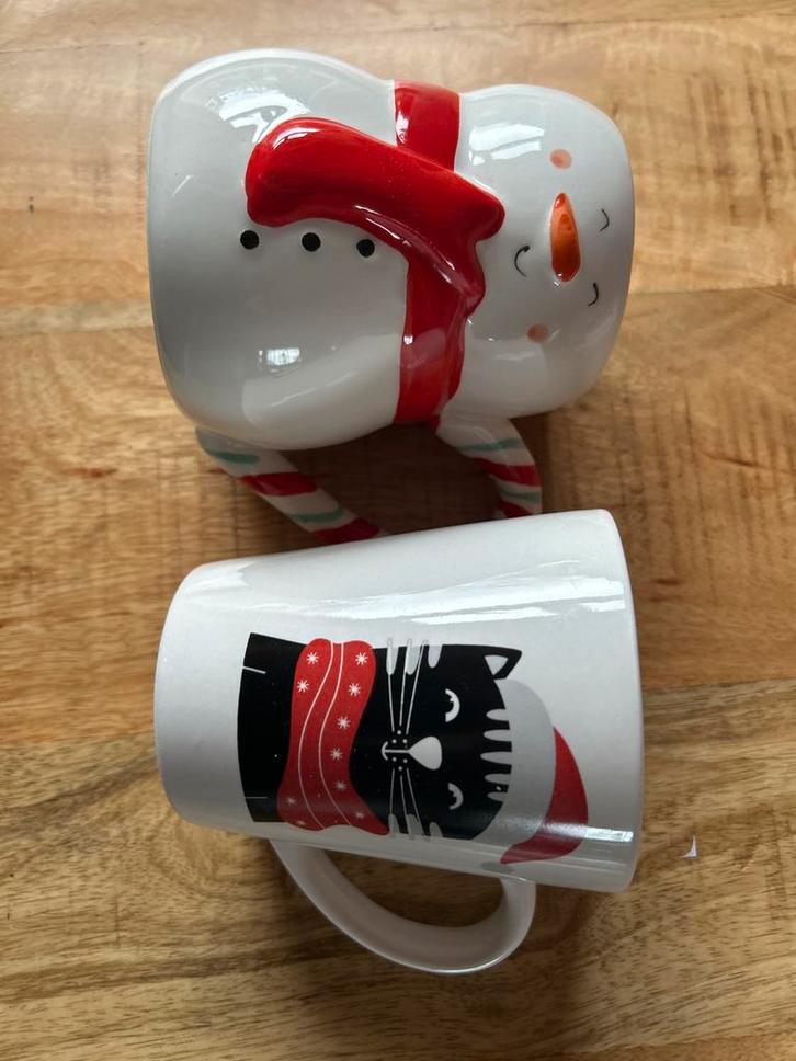 2 Kerstmokken: Sneeuwpop & Kat, Huis en Inrichting, Keuken | Servies, Zo goed als nieuw, Overige typen, Overige stijlen, Keramiek