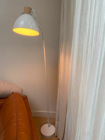 Stoere staande vloerlamp wit beschikbaar voor biedingen