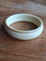 vintage kunststof armband creme met beige binnenmaat 6.5 cm, Beige, Gebruikt, Ophalen of Verzenden, Kunststof of Plastic