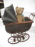 Antieke vintage beer met oude kinderwagen, Verzamelen, Beren en Cherished Teddies, Ophalen of Verzenden, Gebruikt, Stoffen beer