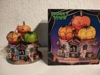 Lemax spooky town the bad Apple shop 15728, Diversen, Ophalen of Verzenden, Zo goed als nieuw