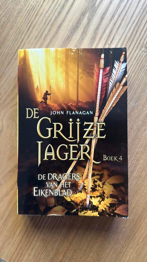 John Flanagan - De dragers van het Eikenblad, Boeken, Kinderboeken | Jeugd | 10 tot 12 jaar, Zo goed als nieuw, Ophalen of Verzenden