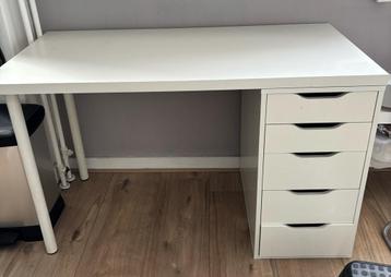 Wit Bureau met Lades beschikbaar voor biedingen