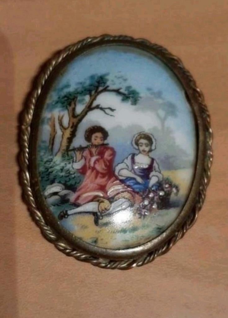 Antieke Limoges Broche met Romantisch Tafereel, Overige materialen, 4 tot 7 cm, Gebruikt, Bruin