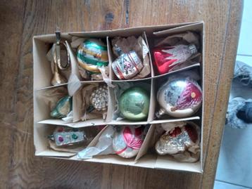 doos 17 bestaat uit 11 oude glazen kerstballen beschikbaar voor biedingen