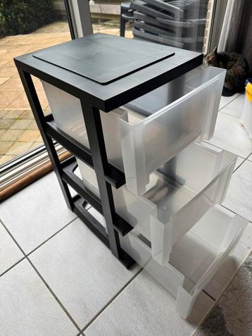 Stevige plastic opbergdozen beschikbaar voor biedingen