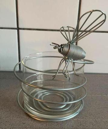 Vaas met bromvlieg metaal vlieg design bij beschikbaar voor biedingen