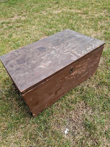 Vintage Houten Kist met Beslag beschikbaar voor biedingen