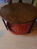 Retro bijzettafel. Houtkleurig met oranje rieten mand, Huis en Inrichting, Tafels | Bijzettafels, Rond, Zo goed als nieuw, Hout