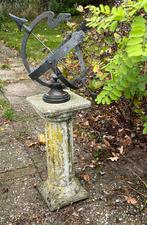 Zonnewijzer van brons op betonnen sokkel, Tuin en Terras, Zonnewijzers, Ophalen, Gebruikt