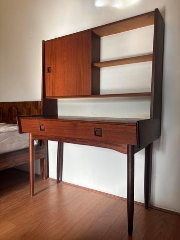 Deens Design Kaptafel kast op pootjes - Mid century Modern beschikbaar voor biedingen