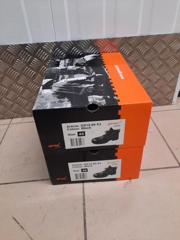 Tekoop 1paar nieuwe werkschoen en een paar  een keer gedrage beschikbaar voor biedingen