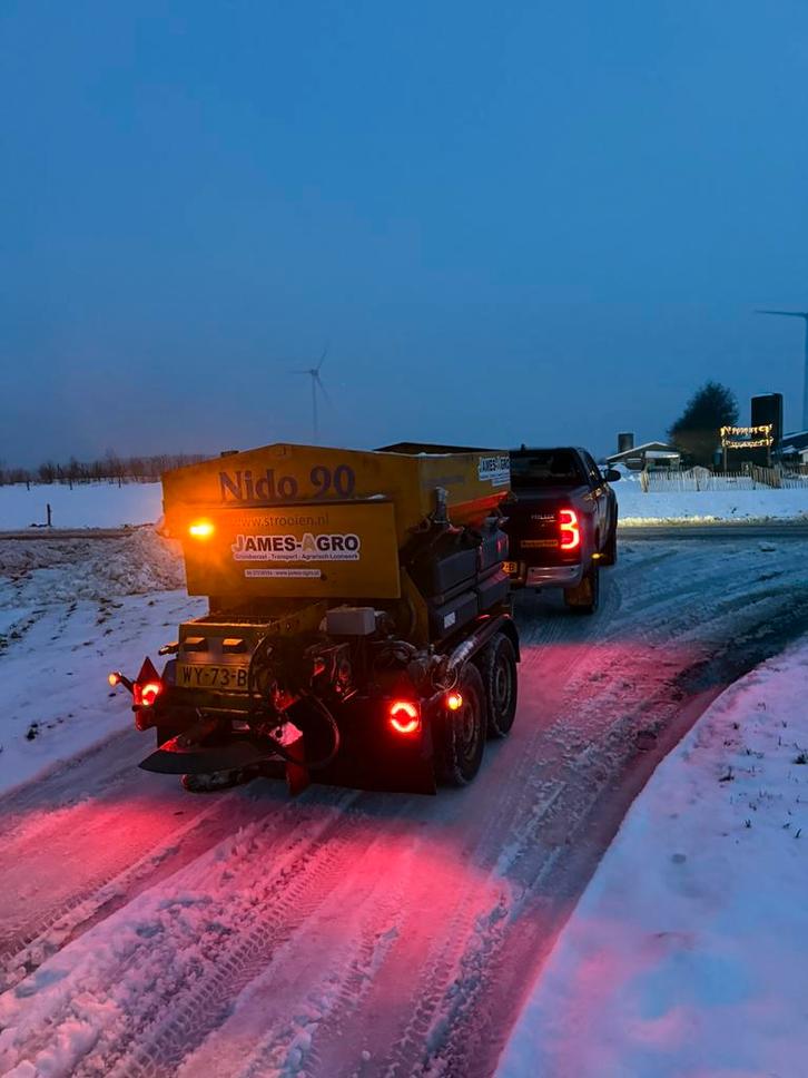 Nido 2 asser zout strooier, Zakelijke goederen, Machines en Bouw | Tuin, Park en Bosbouw, Voertuig of Aanhanger, Ophalen of Verzenden