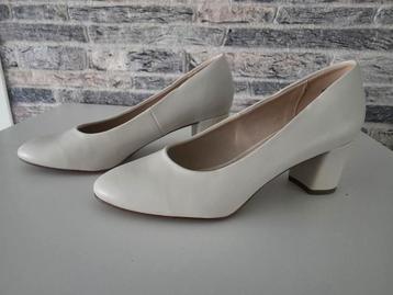 Elegante trouwschoenen maat 40 beschikbaar voor biedingen