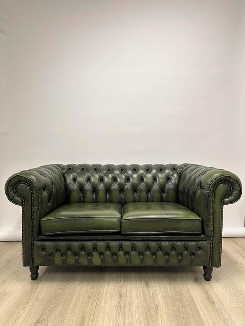 Groene Leren Chesterfield 2-zits – Tijdloos & Stijlvol, Huis en Inrichting, Banken | Sofa's en Chaises Longues, Zo goed als nieuw