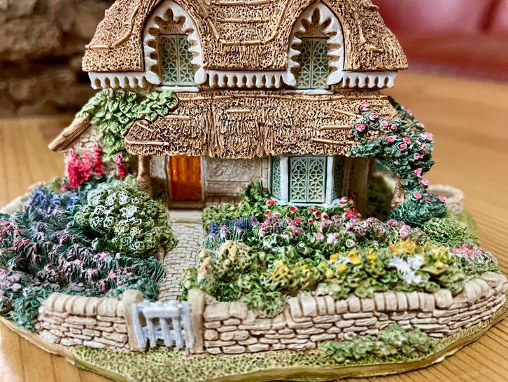 Lilliput Lane Huisje - Gertrudes garden. 1995, Antiek en Kunst, Kunst | Beelden en Houtsnijwerken, Ophalen of Verzenden