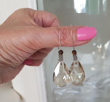 Simple Champagne Oorbellen beschikbaar voor biedingen