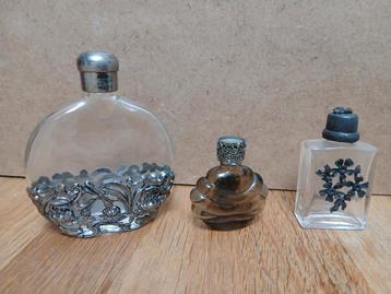 3x parfumflesjes met (verzilverd?) Sierwerk beschikbaar voor biedingen