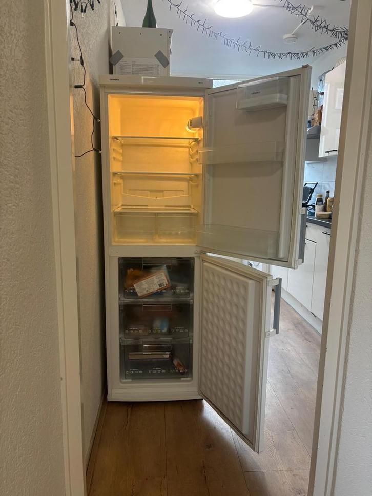 MOET WEG. Siemens Koelvriescombinatie, Witgoed en Apparatuur, Koelkasten en IJskasten, Gebruikt, Met vriesvak, 200 liter of meer