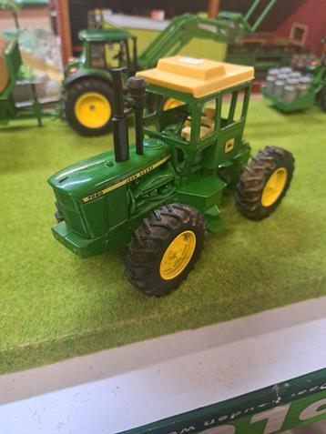 John Deere 7020 kniktrekker van Ertl stocknummer 15610 beschikbaar voor biedingen