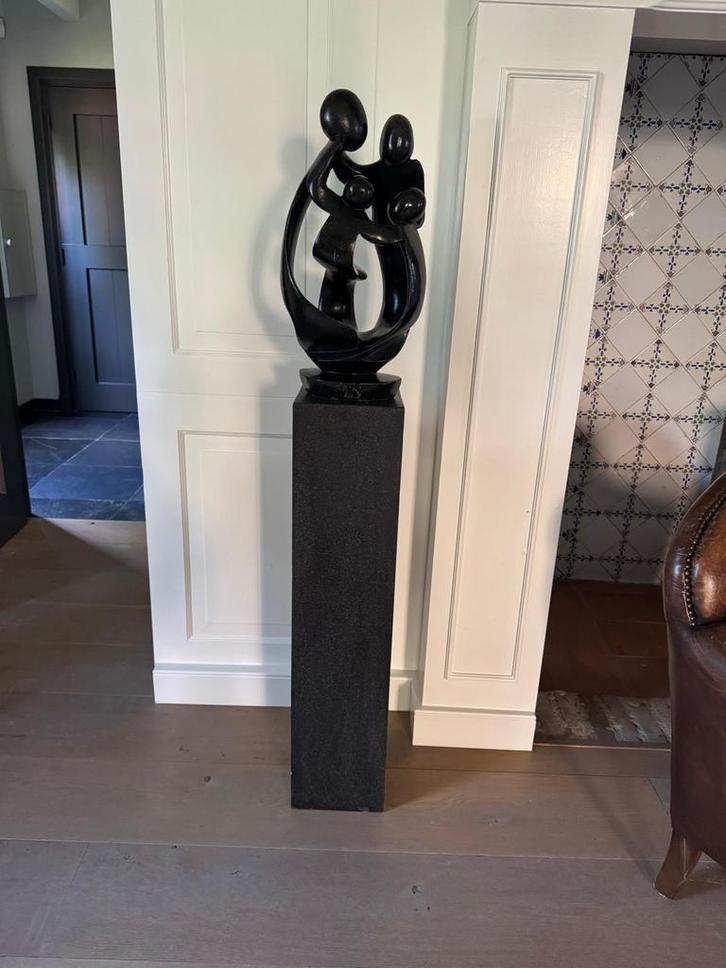 Zwart stenen beeld omhelzende familie (45 x 24 cm), Antiek en Kunst, Kunst | Beelden en Houtsnijwerken, Ophalen