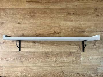 White-Wash Wandplank van Steigerhout met Stalen Plankdragers beschikbaar voor biedingen