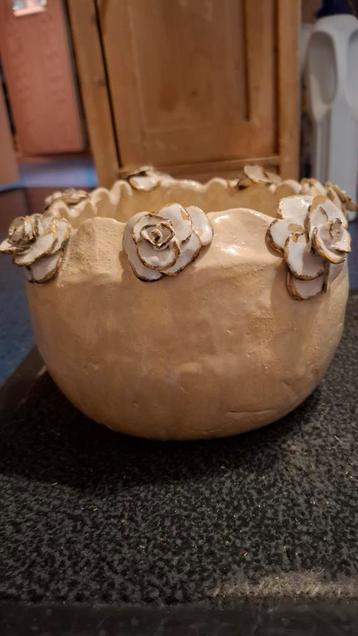 Pot vóór o.a. planten beschikbaar voor biedingen