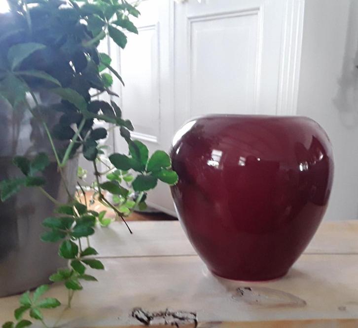 Vaas bordeaux rood - bordeauxrood - rood, Huis en Inrichting, Woonaccessoires | Vazen, Gebruikt, Rood, Minder dan 50 cm, Aardewerk of Porselein