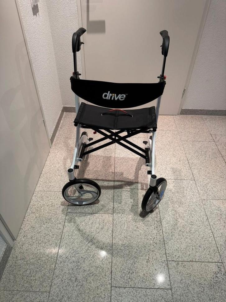 Moderne rollater, wit met zwarte accenten, Diversen, Rollators, Zo goed als nieuw, Lichtgewicht, Opvouwbaar, Ophalen
