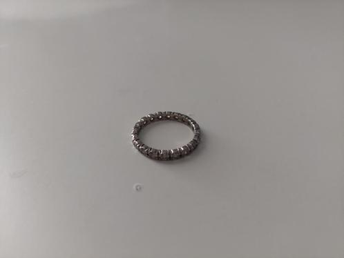 Ring omringd bezet met zirconia's, Sieraden, Tassen en Uiterlijk, Ringen, Nieuw, Dame, 18 tot 19, Zilver, Zilver, Met edelsteen