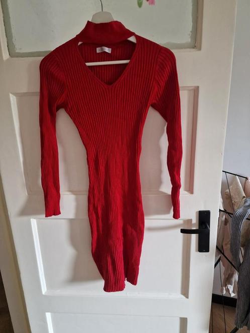 Ribgebreide Rode Jurk met V-hals en Col, Kleding | Dames, Jurken, Zo goed als nieuw, Maat 36 (S), Rood, Boven de knie, Ophalen of Verzenden